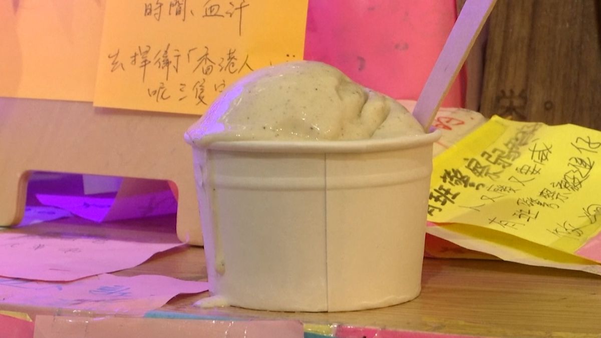 Kam na zmrzlinu s příchutí slzného plynu? Přece do Hongkongu